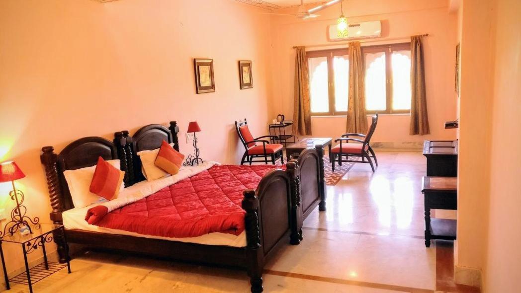 Umaid Palace - A Lakeside Heritage Palace Resort Near Jaipur Close To Bhangarh & Chand Baori Stepwell Abhaneri Dubbī Habitación foto