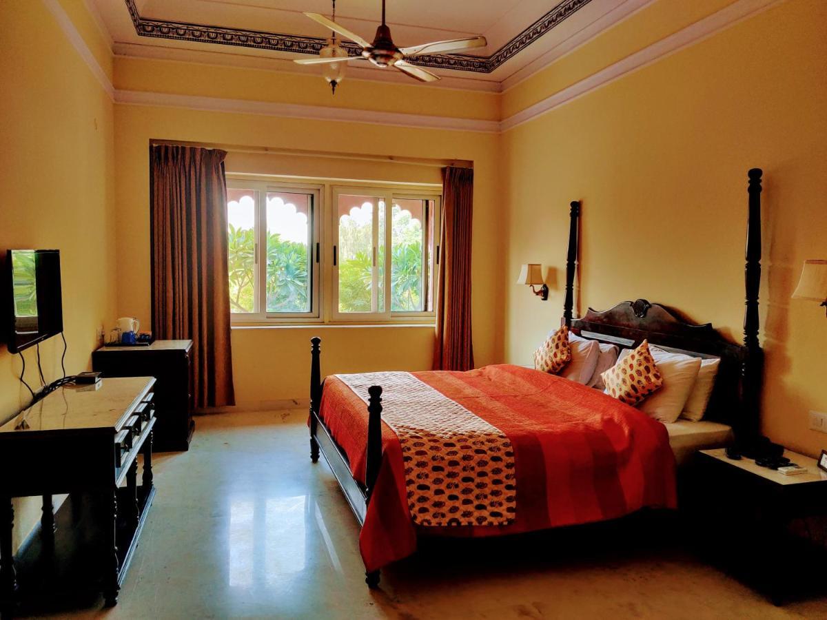 Umaid Palace - A Lakeside Heritage Palace Resort Near Jaipur Close To Bhangarh & Chand Baori Stepwell Abhaneri Dubbī Exterior foto