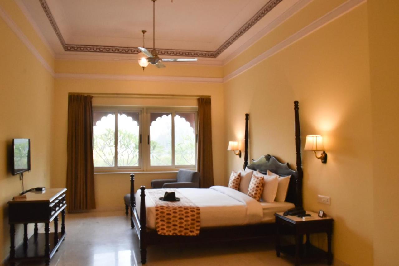 Umaid Palace - A Lakeside Heritage Palace Resort Near Jaipur Close To Bhangarh & Chand Baori Stepwell Abhaneri Dubbī Exterior foto