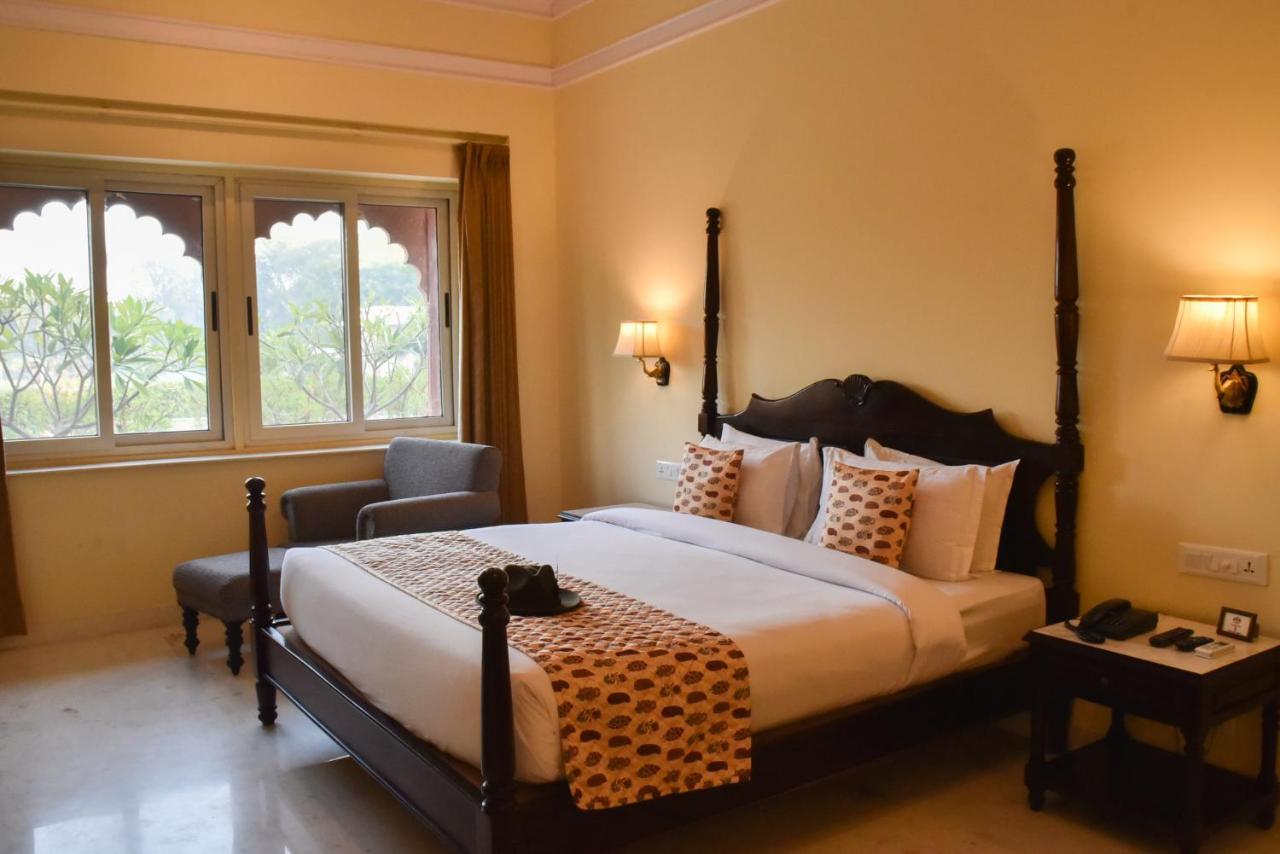 Umaid Palace - A Lakeside Heritage Palace Resort Near Jaipur Close To Bhangarh & Chand Baori Stepwell Abhaneri Dubbī Exterior foto