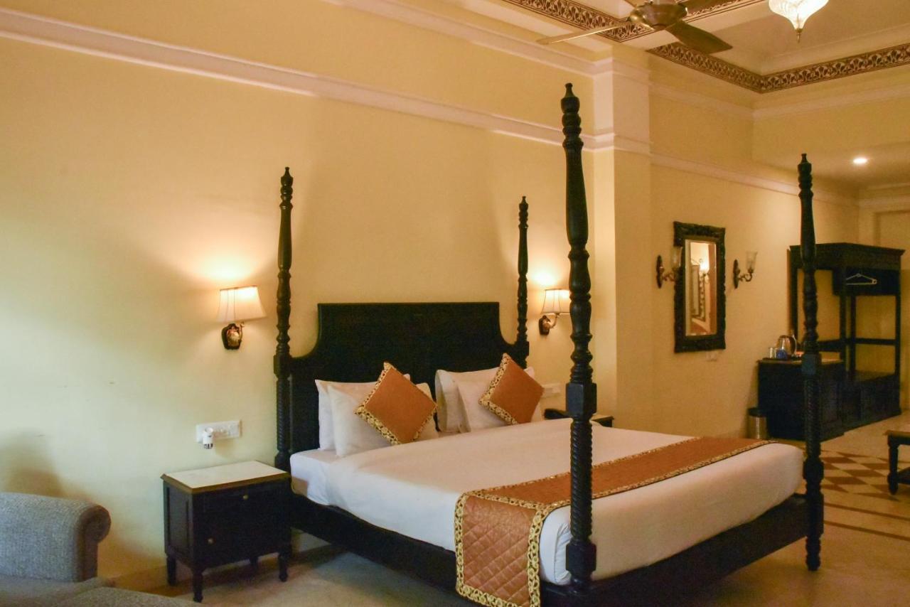 Umaid Palace - A Lakeside Heritage Palace Resort Near Jaipur Close To Bhangarh & Chand Baori Stepwell Abhaneri Dubbī Exterior foto