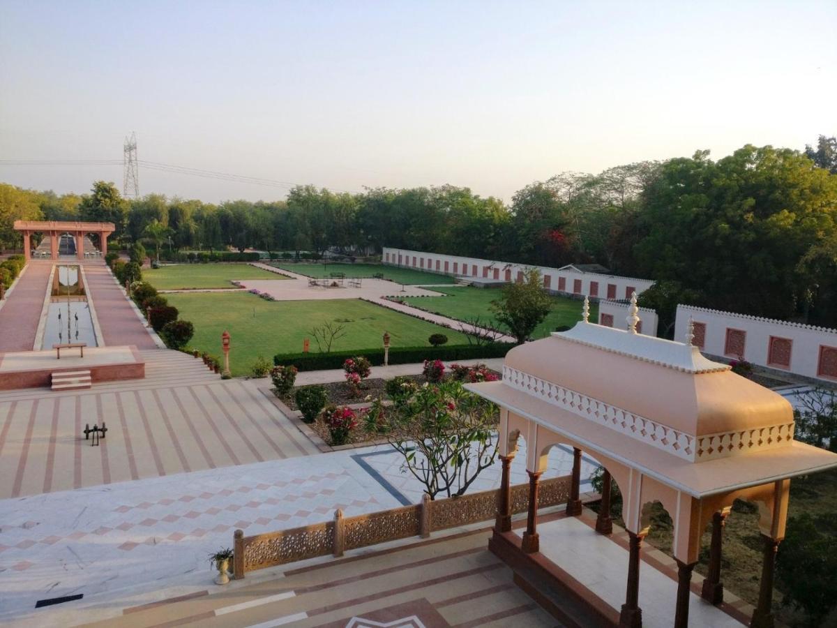 Umaid Palace - A Lakeside Heritage Palace Resort Near Jaipur Close To Bhangarh & Chand Baori Stepwell Abhaneri Dubbī Exterior foto