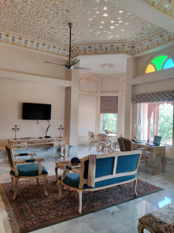 Umaid Palace - A Lakeside Heritage Palace Resort Near Jaipur Close To Bhangarh & Chand Baori Stepwell Abhaneri Dubbī Exterior foto