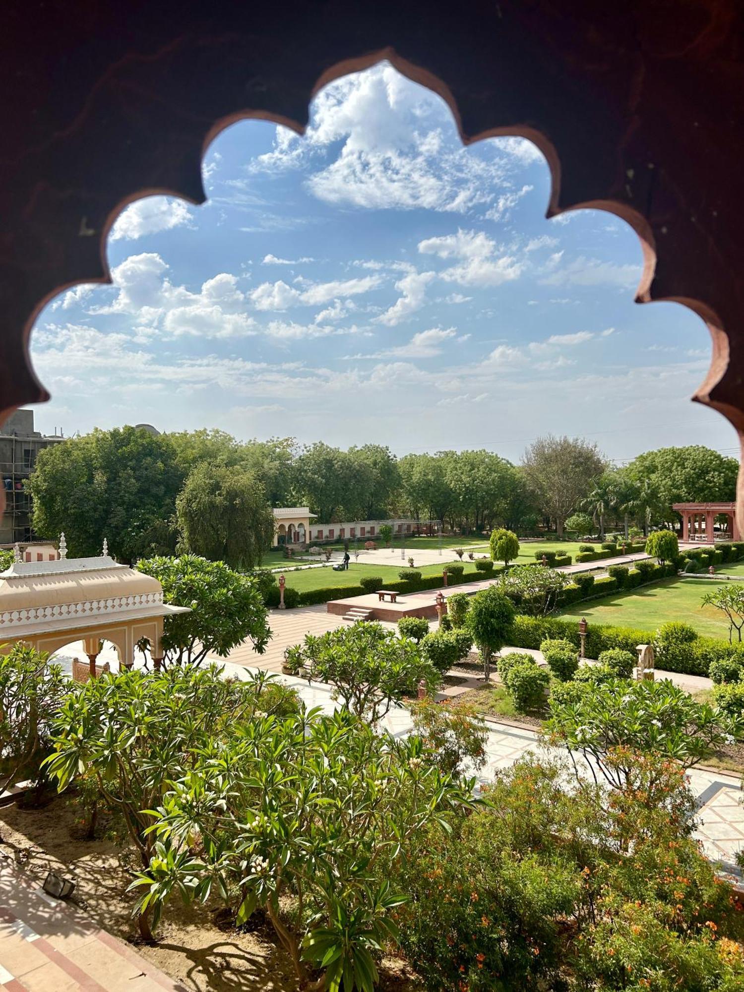 Umaid Palace - A Lakeside Heritage Palace Resort Near Jaipur Close To Bhangarh & Chand Baori Stepwell Abhaneri Dubbī Exterior foto