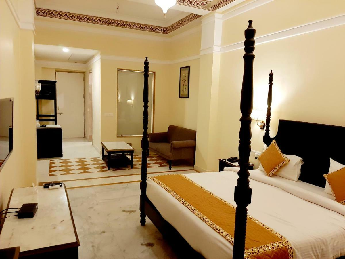 Umaid Palace - A Lakeside Heritage Palace Resort Near Jaipur Close To Bhangarh & Chand Baori Stepwell Abhaneri Dubbī Exterior foto