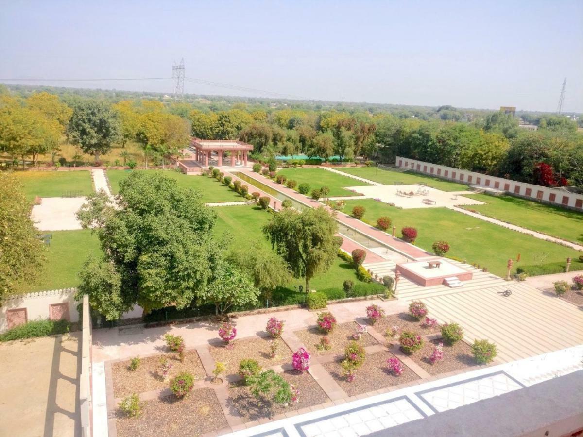 Umaid Palace - A Lakeside Heritage Palace Resort Near Jaipur Close To Bhangarh & Chand Baori Stepwell Abhaneri Dubbī Exterior foto