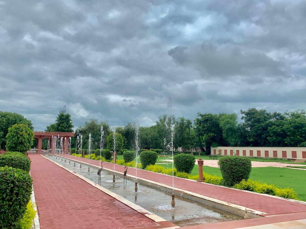 Umaid Palace - A Lakeside Heritage Palace Resort Near Jaipur Close To Bhangarh & Chand Baori Stepwell Abhaneri Dubbī Exterior foto